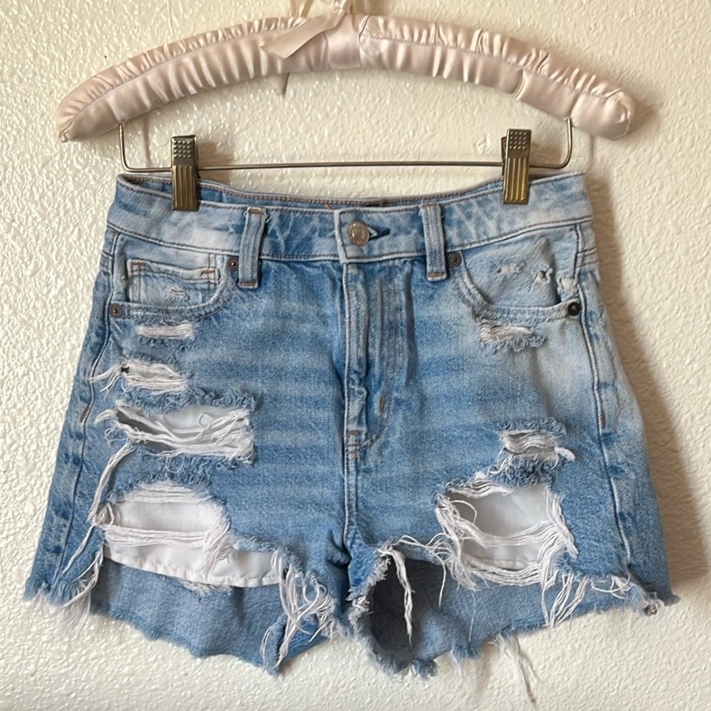 American Eagle • High-Waisted Distressed Light Blue Denim Shorts 🤍